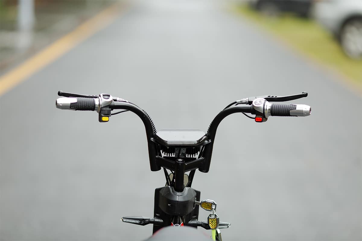 Xe-dien-12-A-133s-den-do-2-mat4