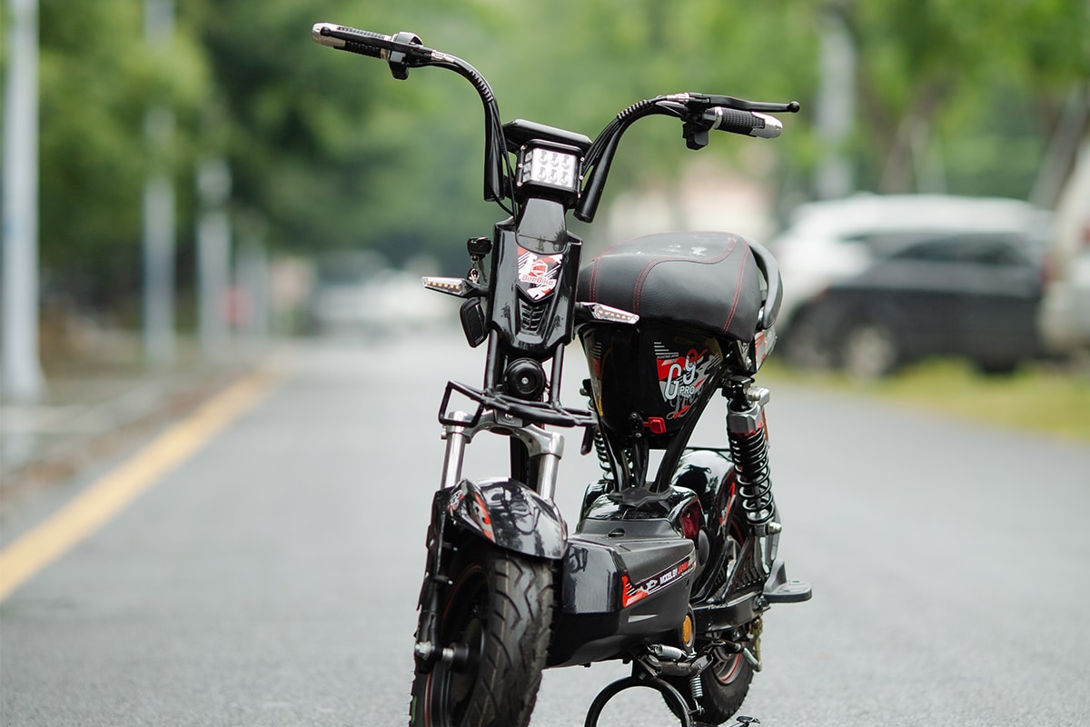 Xe-dien-12-A-133s-den-do-6-mat-5